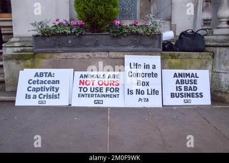 Londra, Regno Unito. 6th dicembre 2022. Gli attivisti DI PETA hanno organizzato una protesta al di fuori dell’Istituto degli ingegneri meccanici, dove ABTA ha tenuto una conferenza, chiedendo all’associazione di viaggio di smettere di sostenere i parchi marini che tengono in cattività balene e delfini e di aggiungere tali attrazioni alla loro lista delle “pratiche inaccettabili”. Credit: Vuk Valcic/Alamy Live News Foto Stock