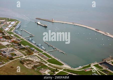 Porto di Wilhelmshaven con navi da guerra e autocisterna in arrivo, 28.10.2022, fotografia aerea, Germania, bassa Sassonia, Wilhelmshaven Foto Stock