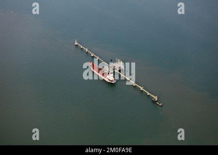 Petroliera "Atlantic Twin" presso il molo di scarico vicino a Wilhelmshaven, 28.10.2022, fotografia aerea, Germania, bassa Sassonia, Wilhelmshaven Foto Stock