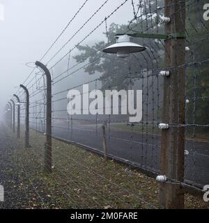 Recinto del campo ricostruito nella nebbia nel campo di concentramento di Buchenwald, oggi memoriale del campo di concentramento, Germania, Thueringen, Weimar Foto Stock