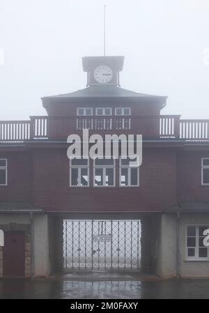 Porta d'ingresso nel campo di concentramento nazista, oggi memoriale del campo di concentramento, Germania, Thueringen, Weimar Foto Stock
