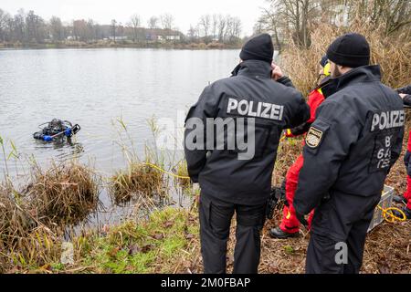 Manching, Germania. 06th Dec, 2022. I subacquei della polizia cercano lo stagno di Pichler vicino al museo celtico. Durante un rodaggio al Museo Celtico Romano di Manching, nell'alta Baviera, un tesoro d'oro del peso di diversi chili, costituito principalmente da monete, era stato rubato. Credit: Peter Kneffel/dpa/Alamy Live News Foto Stock