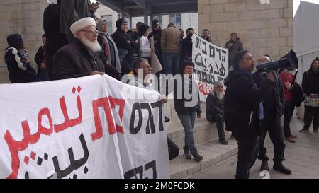 GERUSALEMME, ISRAELE - 6 DICEMBRE: I palestinesi partecipano a una manifestazione al di fuori del comune di Gerusalemme, tenuta dai palestinesi residenti nella zona di Wadi Qaddum del quartiere di Silwan, contro il piano del comune di demolire un edificio di 12 unità abitative nel loro quartiere il 6 dicembre 2022 a Gerusalemme, Israele. Le demolizioni delle case nei quartieri palestinesi sono presumibilmente eseguite perché le case possono essere state costruite senza permessi. Credit: Eddie Gerald/Alamy Live News Foto Stock