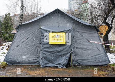 Kiev, Ucraina. 26th Nov 2022. "Point of Invincibility", un rifugio speciale dotato di riscaldamento e generatori dove i cittadini possono venire in caso di interruzioni di corrente a lungo termine in un parco di Kyiv. (Foto di Aleksandr Gusev/SOPA Images/Sipa USA) Credit: Sipa USA/Alamy Live News Foto Stock