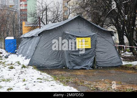 Kiev, Ucraina. 26th Nov 2022. "Point of Invincibility", un rifugio speciale dotato di riscaldamento e generatori dove i cittadini possono venire in caso di interruzioni di corrente a lungo termine in un parco di Kyiv. (Foto di Aleksandr Gusev/SOPA Images/Sipa USA) Credit: Sipa USA/Alamy Live News Foto Stock