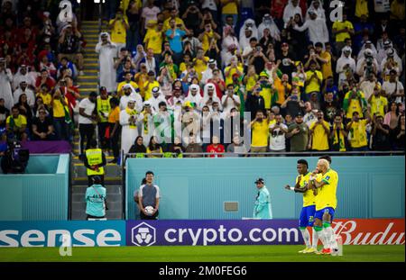 Doha, Qatar. 5th Dec, 2022. Neymar (Brasilien) festeggia con Vinicius Junior (Brasilien) Brasile - Corea Repubblica Brasilien - Südkorea Coppa del mondo 202 Foto Stock