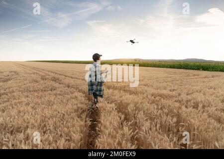 Il coltivatore controlla il drone. Agricoltura intelligente e agricoltura di precisione Foto Stock