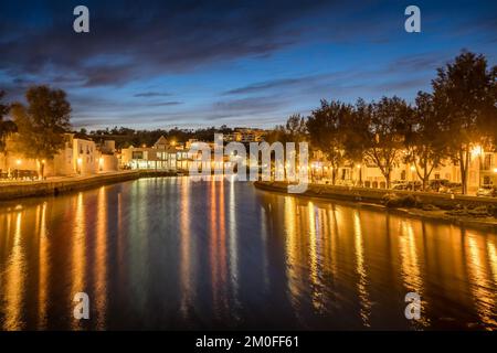 Tavira città sul fiume Rio Gilao di notte, Algarve, Portogallo Foto Stock