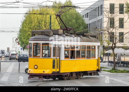 Storico tram giallo per le strade di Lisbona, Portogallo. Foto Stock
