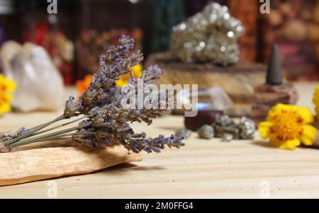 Lavanda secca su bastoncini di Palo Santo con cristalli e fiori in background poco profondo DOF Foto Stock