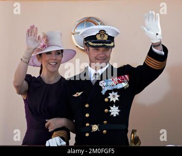 La coppia del principe ereditario danese, Mary e Frederik, ha iniziato oggi la loro crociera estiva sulla nave reale danese Dannebrog. Il viaggio è iniziato nella città più antica della Danimarca, Skagen, e la coppia reale ha portato i loro gemelli, Vincent e Josephine, per la crociera. Foto Stock