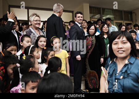 Il 28 novembre , il principe ereditario danese Frederik visitò e diede set di edifici LEGO ai bambini svantaggiati nel villaggio orfano di Birla ad Hanoi. Questo fa parte dei 600 pacchetti di giocattoli da costruzione del valore di VND 6,2 miliardi che il gruppo danese di giocattoli LEGO ha dato ai bambini svantaggiati e disabili durante la visita ufficiale del principe ereditario danese Frederik in Vietnam per celebrare il 40 ° anniversario delle relazioni diplomatiche. FOTOGRAFO PETER MYDSKE / POLFOTO Foto Stock