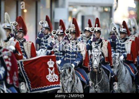 Decine di migliaia di danesi che sventolavano la bandiera hanno sfidato le temperature quasi gelide il sabato per rallegrare il famoso monarca della testa di figura danese mentre ha celebrato 40 anni sul trono. Accompagnato da Hussars montato, la regina Margrethe viaggiò sabato 14th gennaio. In carrozza trainata da cavalli attraverso Copenaghen per assistere a un ricevimento al Municipio, alla presenza del re Carl XVI Gustaf e della regina Silvia di Svezia, del re norvegese Harald e della regina Sonja, della famiglia e del presidente islandese Olafur Ragnar Grimsson. FOTOGRAFO JENS DRESLING / POLFOTO Foto Stock