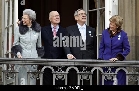 La regina Margrethe di Danimarca festeggia 40 anni sul trono. La famiglia reale danese e i suoi ospiti assistono al cambio della guardia in Piazza del Palazzo di Amalienborg, dai balconi del Palazzo Cristiano IX, Amalienborg e le onde alle tante persone che si trovano sulla piazza del castello. Nella figura. Principessa Benedikte, Principe Richard, Re Konstantin e Regina Anna-Marie. (Jens Dressing/POLFOTO) Foto Stock