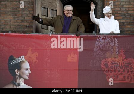 Decine di migliaia di danesi che sventolavano la bandiera hanno sfidato le temperature quasi gelide il sabato per rallegrare il famoso monarca della testa di figura danese mentre ha celebrato 40 anni sul trono. Accompagnato da Hussars montato, la regina Margrethe viaggiò sabato 14th gennaio. In carrozza trainata da cavalli attraverso Copenaghen per assistere a un ricevimento al Municipio, alla presenza del re Carl XVI Gustaf e della regina Silvia di Svezia, del re norvegese Harald e della regina Sonja, della famiglia e del presidente islandese Olafur Ragnar Grimsson. FOTOGRAFO JENS DRESLING / POLFOTO Foto Stock