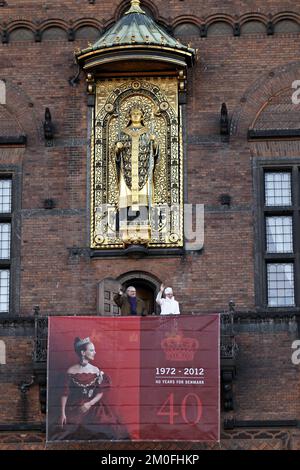 Decine di migliaia di danesi che sventolavano la bandiera hanno sfidato le temperature quasi gelide il sabato per rallegrare il famoso monarca della testa di figura danese mentre ha celebrato 40 anni sul trono. Accompagnato da Hussars montato, la regina Margrethe viaggiò sabato 14th gennaio. In carrozza trainata da cavalli attraverso Copenaghen per assistere a un ricevimento al Municipio, alla presenza del re Carl XVI Gustaf e della regina Silvia di Svezia, del re norvegese Harald e della regina Sonja, della famiglia e del presidente islandese Olafur Ragnar Grimsson. FOTOGRAFO JENS DRESLING / POLFOTO Foto Stock