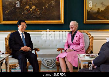 H.M. La Regina (Margrethe), S.R.H. Il Principe Consort, (Henrik), Presidente della Repubblica popolare Cinese S.E. HU Jintao e Liu Yongqing ad Amalienborg, venerdì 16th luglio. (Lars Krabbe/POLFOTO) Foto Stock