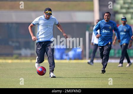 Il veloce bowler del Bangladesh Tashkin Ahmed gioca a calcio insieme ai suoi compagni di squadra mentre il Bangladesh partecipa a una sessione di pratica allo stadio nazionale Sher-e-Bangla Foto Stock