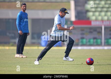 Il veloce bowler del Bangladesh Tashkin Ahmed gioca a calcio insieme ai suoi compagni di squadra mentre il Bangladesh partecipa a una sessione di pratica allo stadio nazionale Sher-e-Bangla Foto Stock
