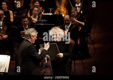 Il direttore d'orchestra britannico della Berliner Philharmonic, Sir Simon Rattle, riceve uno dei più grandi premi del mondo della musica danese, il Leonie Sonning Music Prize di 600,000 DKK, il sabato 01-02-13, nella sala concerti della televisione danese. FOTOGRAFO DITTE VALENTE / POLFOTO Foto Stock