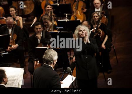 Il direttore d'orchestra britannico della Berliner Philharmonic, Sir Simon Rattle, riceve uno dei più grandi premi del mondo della musica danese, il Leonie Sonning Music Prize di 600,000 DKK, il sabato 01-02-13, nella sala concerti della televisione danese. FOTOGRAFO DITTE VALENTE / POLFOTO Foto Stock