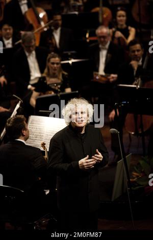 Il direttore d'orchestra britannico della Berliner Philharmonic, Sir Simon Rattle, riceve uno dei più grandi premi del mondo della musica danese, il Leonie Sonning Music Prize di 600,000 DKK, il sabato 01-02-13, nella sala concerti della televisione danese. FOTOGRAFO DITTE VALENTE / POLFOTO Foto Stock