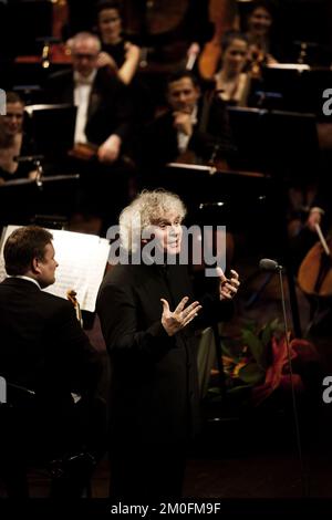 Il direttore d'orchestra britannico della Berliner Philharmonic, Sir Simon Rattle, riceve uno dei più grandi premi del mondo della musica danese, il Leonie Sonning Music Prize di 600,000 DKK, il sabato 01-02-13, nella sala concerti della televisione danese. FOTOGRAFO DITTE VALENTE / POLFOTO Foto Stock