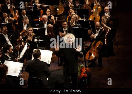 Il direttore d'orchestra britannico della Berliner Philharmonic, Sir Simon Rattle, riceve uno dei più grandi premi del mondo della musica danese, il Leonie Sonning Music Prize di 600,000 DKK, il sabato 01-02-13, nella sala concerti della televisione danese. FOTOGRAFO DITTE VALENTE / POLFOTO Foto Stock