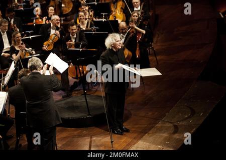 Il direttore d'orchestra britannico della Berliner Philharmonic, Sir Simon Rattle, riceve uno dei più grandi premi del mondo della musica danese, il Leonie Sonning Music Prize di 600,000 DKK, il sabato 01-02-13, nella sala concerti della televisione danese. FOTOGRAFO DITTE VALENTE / POLFOTO Foto Stock