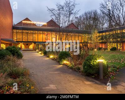 L'estensione della galleria d'arte Whitworth dal Whitworth Park al crepuscolo Manchester Inghilterra Foto Stock