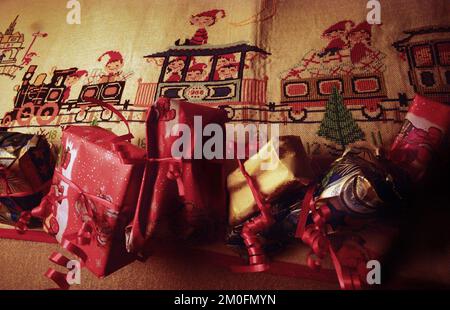 PA PHOTOS/POLFOTO - UK SOLO USO: Decorazioni e regali natalizi. Foto Stock