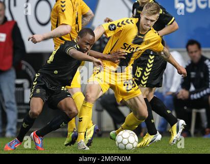 Lebogang Phiri di Brondby e AC Horsens Andre Bjerregaard Foto Stock