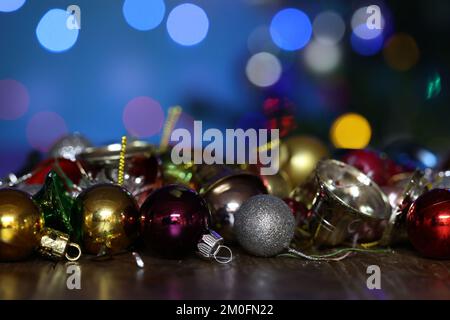 Composizione di Natale di decorazioni luminose multicolore albero di Natale. Foto Stock