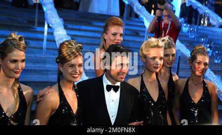 Serata di apertura del nuovo film di James Bond "Die Another Day" a Copenhagen. Il primo ministro danese ANDERS FOGH ASMUSSEN (centro) si è presentato con un convincente vestito di James Bond. Foto Stock