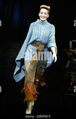 PA PHOTOS / POLFOTO - UK USE ONLY : 47 anni Texan beauty Jerry Hall colpisce la settimana della moda danese Catwalking for Sand; a Danish designer. Foto Stock