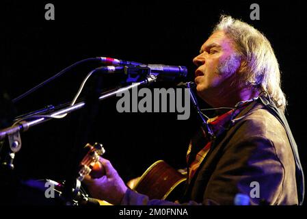 Neil Young in concerto. L'artista di 57 anni ha suonato al "Falconer" di Copenaghen. I primi 100 minuti suonava solo canzoni dal suo ultimo album. Dopo di che ha dato al pubblico quello per cui sono venuti, tutte le sue vecchie canzoni di successo. Foto Stock