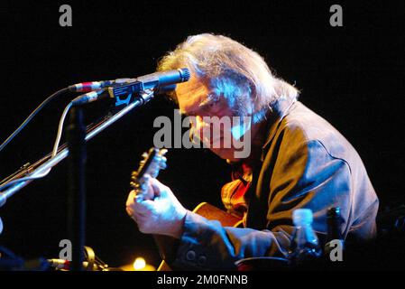 Neil Young in concerto. L'artista di 57 anni ha suonato al "Falconer" di Copenaghen. I primi 100 minuti suonava solo canzoni dal suo ultimo album. Dopo di che ha dato al pubblico quello per cui sono venuti, tutte le sue vecchie canzoni di successo. Foto Stock