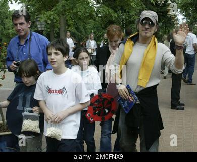 Un Bruce Springsteen molto rilassato si è goduto il suo giorno libero a Tivoli. Portò sua moglie Patti Scialfa e i loro figli nel famoso parco divertimenti nel cuore di Copenaghen. Indossando un berretto e una macchina fotografica Leica sulla spalla, assomigliava a qualsiasi papà del Tivoli. Foto Stock