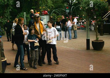 Un Bruce Springsteen molto rilassato si è goduto un giorno di pausa dal suo tour a "Tivoli". Portò sua moglie Patti Scialfa e i loro figli nel famoso parco divertimenti nel cuore di Copenaghen. Foto Stock