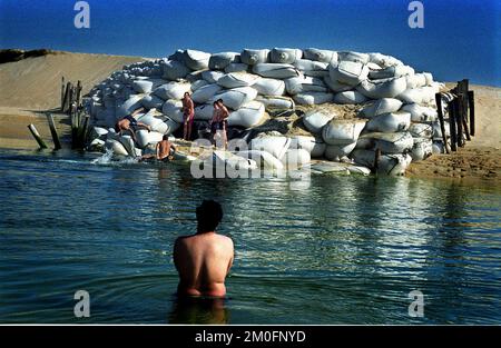 POLFOTO. Spagna: La 26enne Prestige è affondata sul fondo del mare al largo della Spagna dopo essere entrata in due sette mesi fa. Ancora oggi la zona è colpita dal disastro. *..anche se il governo dice che il 98% delle spiagge sono pulite, si possono vedere e odorare resti di petrolio ovunque nella zona. Le immagini mostrano: La grande, incredibile roccia di Muxia, "Ground zero" per l'affondamento della Prestige. Foto Stock