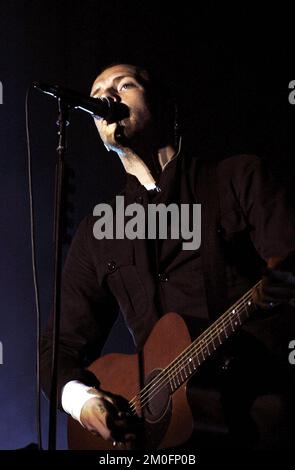 Chris Martin della band britannica Coldplay suona sul palco al Roskilde Festival '03 in Danimarca. Foto Stock