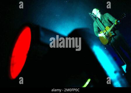 Chris Martin della band britannica Coldplay suona sul palco al Roskilde Festival '03 in Danimarca. Foto Stock