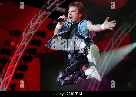 Bruce Dickinson, cantante solista con gli Iron Maiden al Roskilde Festival 2003. Foto Stock