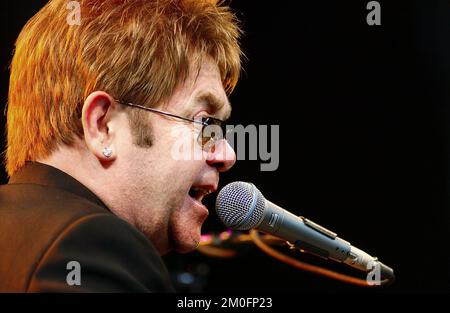 Sir Elton John ha giocato nel piccolo villaggio di Horsens per 4600 tifosi. Il cantante ha iniziato la performance con - è un po' divertente, e la folla si è unita a lui su "How Wonderful Life is, when you are in the World!" Foto Stock