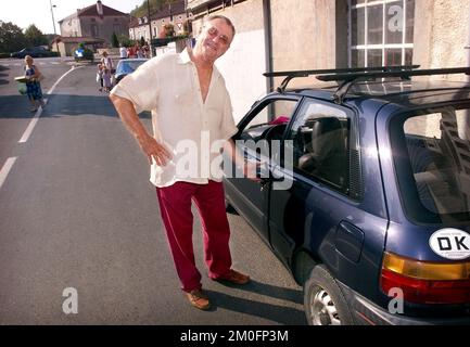 PA PHOTOS/POLFOTO - UK USE ONLY: Prince Henrik lascia un mercato nella sua vecchia auto, una Toyota Starlet. Foto Stock