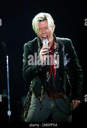 Daivd Bowie in concerto al Forum di Copenaghen. Ha iniziato il suo World Tour in Danimarca e, nonostante le cattive condizioni del Forum, ha fatto una meravigliosa prima mondiale. Foto Stock