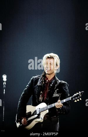 Daivd Bowie in concerto al Forum di Copenaghen. Ha iniziato il suo World Tour in Danimarca e, nonostante le cattive condizioni del Forum, ha fatto una meravigliosa prima mondiale. Foto Stock