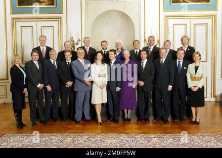 Dopo la riunione del Consiglio di Stato, i ministri si sono riuniti nella Sala Banqueting per il quadro ufficiale dell'impegno reale tra il principe ereditario dell'HRH Frederik e Mary Donaldson. La foto include la regina Margrethe, il principe Henrik, Frederik e Mary (al centro). Foto Stock