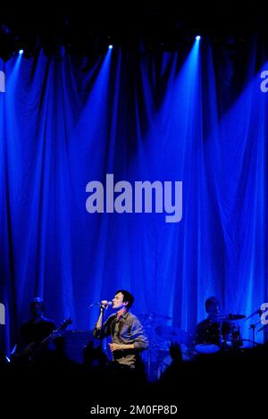 La band pop britannica scamosciata si sta dividendo. Il loro ultimo concerto si terrà a Londra il 13 dicembre. La cantante Brett Anderson sul palco nel concerto di addio a Copenhagen. Foto Stock