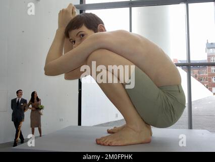 Inaugurazione reale del museo d'arte 'AROS' ad Aarhus, la seconda città più grande della Danimarca. Mary Donaldson e il principe ereditario Frederik in piedi presso la gigantesca scultura di Ron Mueck il ragazzo. La regina Margrethe ha aperto il museo mercoledì sera 7 aprile 2004. 500 persone sono state invitate per l'apertura. Giovedì il museo è stato aperto al pubblico. I costi di costruzione del museo ammontano a 400,000 euro. Foto Stock